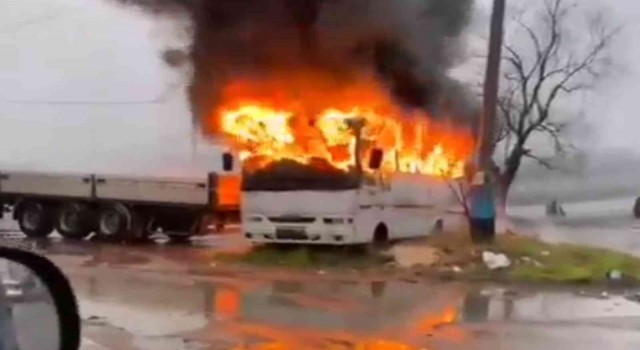 Park halindeki minibüs alev alev yandı