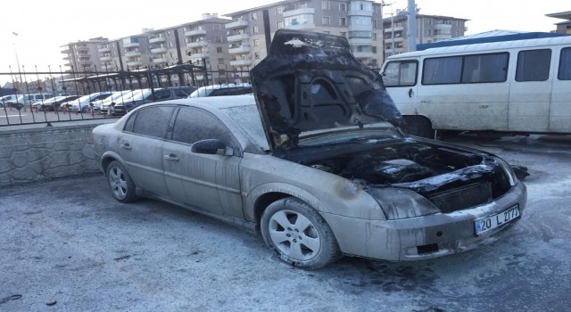 Park halindeki otomobil yanarak kullanılamaz hale geldi
