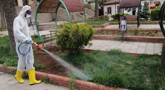 Park ve bahçeler keneye karşı ilaçlanıyor