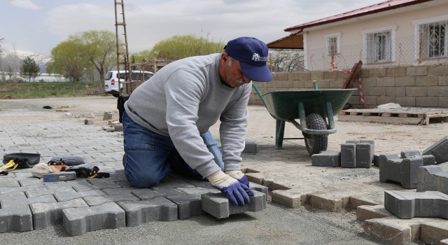 Parke yol bakım onarım çalışmaları devam ediyor