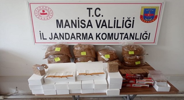 Pazar tezgahında bandrolsüz tütün ve makaron ele geçirildi