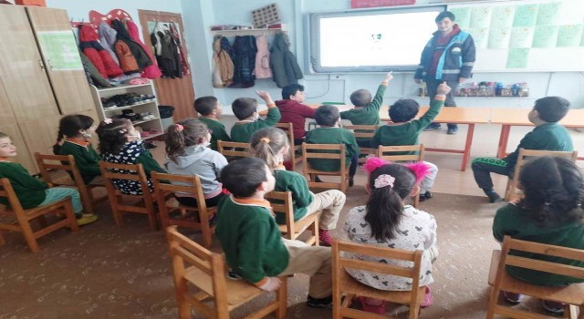 Pazarlarda anasınıfı öğrencilerine süt eğitimi