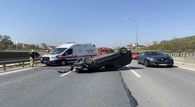 Pendikde refüje çarpan otomobil takla attı: 1 yaralı