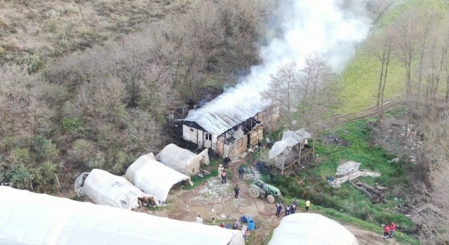 Pendikte köy evinde yangın