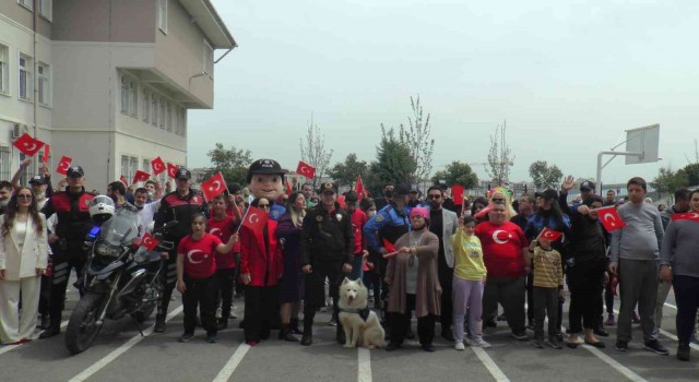 Pendikte özel öğrenim gören çocukların 23 Nisan coşkusuna polisler ortak oldu