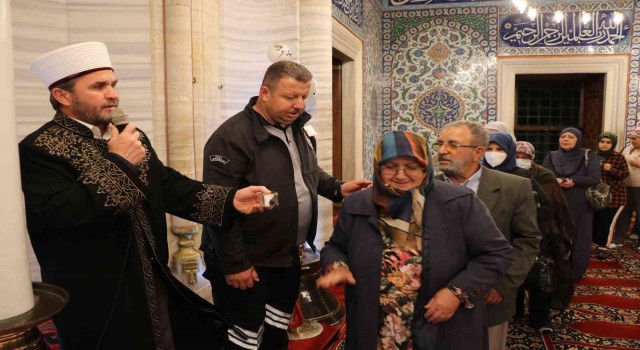 Peygamber Efendimizin Sakal-ı Şerifi görenler gözyaşlarına hâkim olamadı