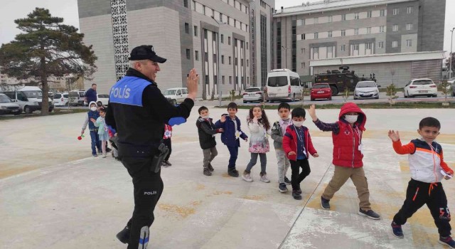 Polis anaokulu öğrencilerini misafir etti