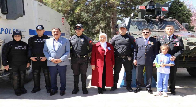 Polis birimleri faaliyetleri açılan stantlarla tanıtıldı