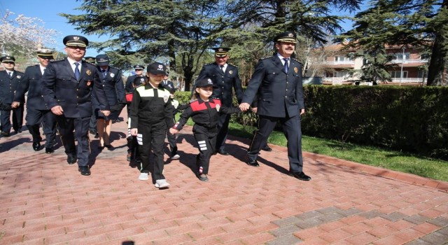 Polis Gününde çelenk sunumu miniklerle yapıldı