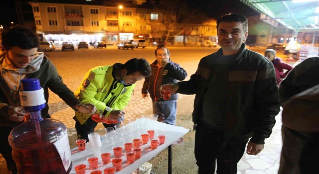 Polis vatandaşlara gül şerbeti ikram etti