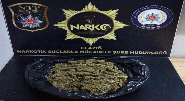 Polisi görüp kaçmaya çalıştı, attığı poşetten uyuşturucu çıktı
