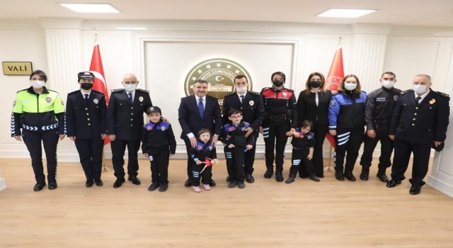 Polislerden Vali Ataya özel öğrencilerle ziyaret