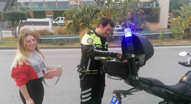 Polislere kasksız yakalanan kadından ilginç savunma: “Motosikleti yeni aldım, kask almaya param yetmedi”