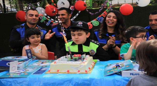 Polisten 6 yaşındaki Mehmete doğum günü sürprizi