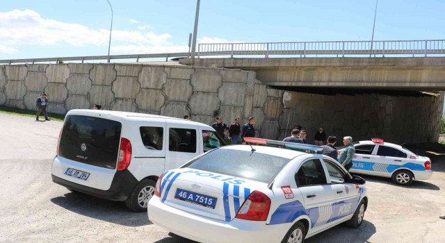 Polisten kaçtı çalıların arasında yakalandı