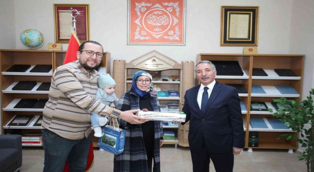 Prof. Dr. Karabulut, kitap kurdu öğrencilere kitap ve satranç takımı hediye etti