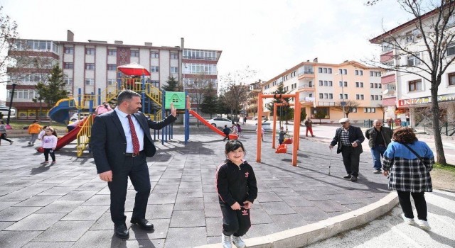 Pursaklar Belediye Başkanı Çetinden çocuk parkındaki miniklere ziyaret