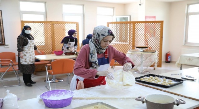 Pursaklarda hanımlar Ramazan Bayramına hazırlanıyor