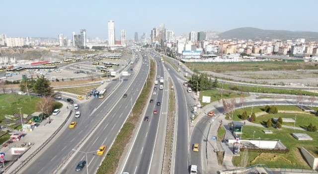 Ramazan ayının ilk gününde İstanbulda trafik yollar boş kaldı