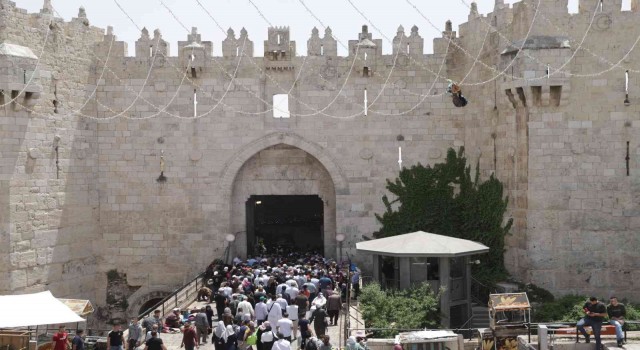Ramazan ayının son cumasında 160 bin kişi Mescid-i Aksada toplandı