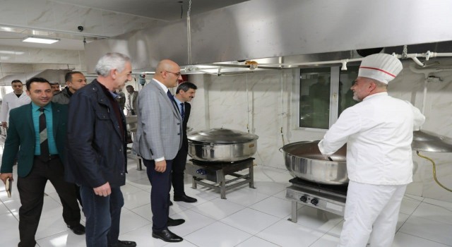 Ramazanda ihtiyaç sahiplerine “sıcak aş”