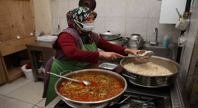 Ramazanda ihtiyaç sahiplerine sıcak iftar yemeği ulaştırılıyor