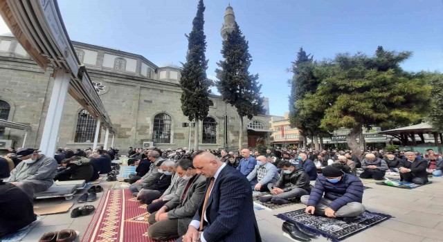 Ramazanın ilk cuması saflar dışarı taştı