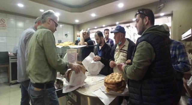 Ramazanın ilk gününde sıcak pide kuyruğu geleneği bozulmadı