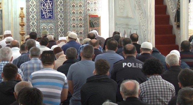 Ramazanın son cuma namazı kılındı