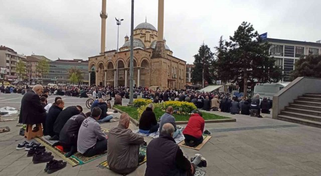 Ramazanın son cuma namazında camiler doldu taştı
