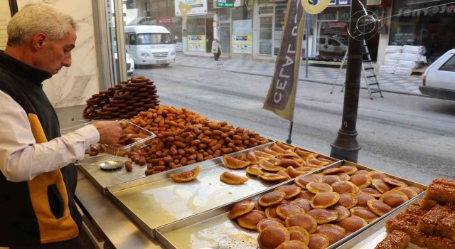 Ramazanın vazgeçilmez tatları sofraları süslüyor