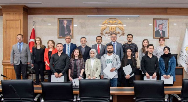 Rektör Aksoydan, ‘ödül sahibi genç iletişimcilere teşekkür