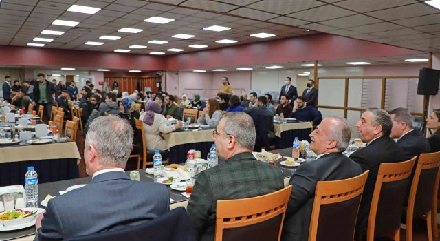 Rektör Çomaklı, öğrenci temsilcileriyle iftar yemeğinde bir araya geldi