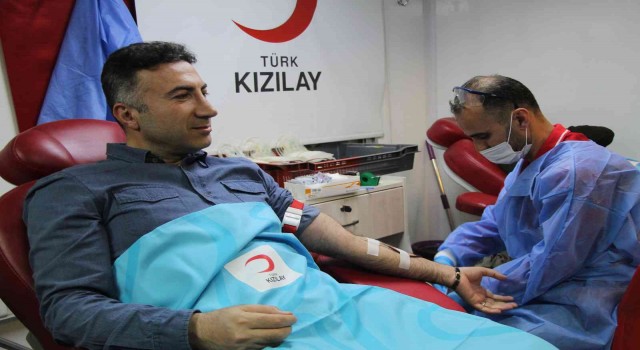 Rektör Demir, akademisyen ve öğrencileriyle Kızılaya kan bağışında bulundu