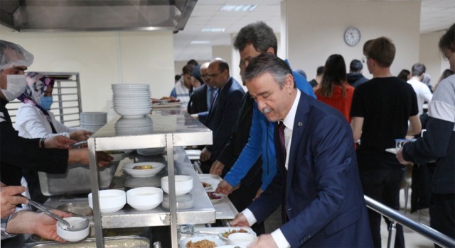 Rektör Elmacı öğrencilerle iftar yaptı