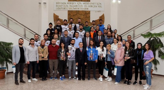Rektör Kızılaydan başarılı gençlere tam destek