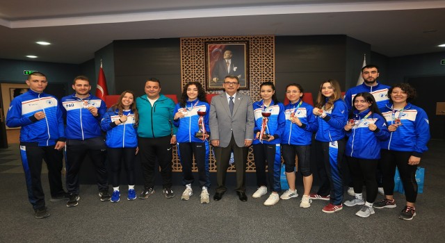 Rektör Kutluhan madalyalı sporcuları tebrik etti