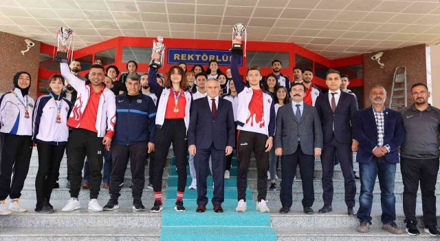 Rektör Özaydından başarılı sporculara GAÜN Sporiuma ücretsiz üyelik