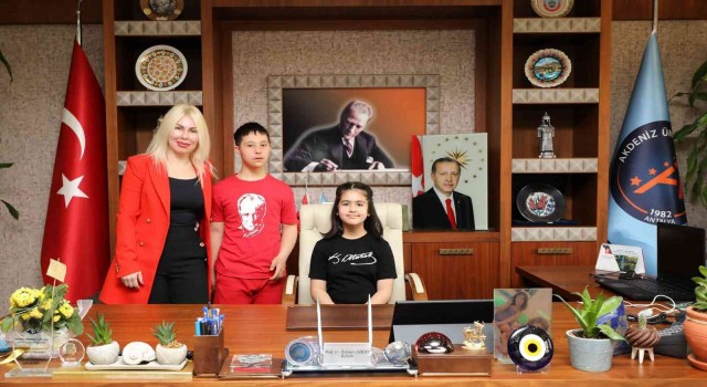 Rektör Özkan, koltuğunu kendisinin de mezun olduğu okulun öğrencilerine devretti.