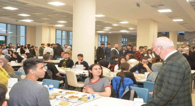 Rektör Savaş iftarda öğrencilerle buluştu