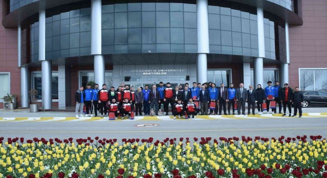Rektör Ünaldan başarılı sporculara tebrik