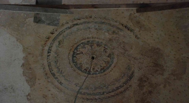 Restorasyon yapılan camide kalem işi süslemeler ortaya çıktı