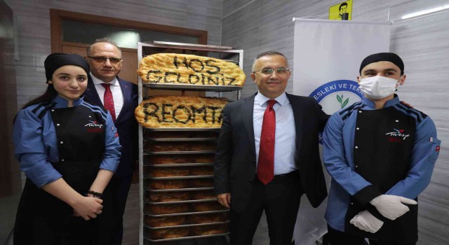 Rizede lise öğrencileri okullarında kendi ekmeğini kendisi pişirecek