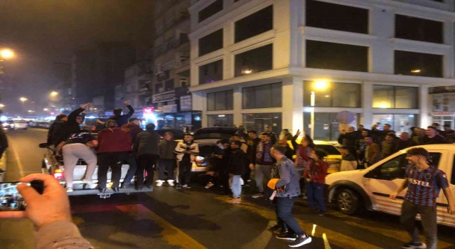 Rizedeki Trabzonsporlu taraftarlar şampiyonluğu kutladı