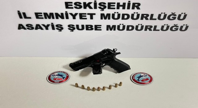 Ruhsatsız tabanca ile polise yakalandı