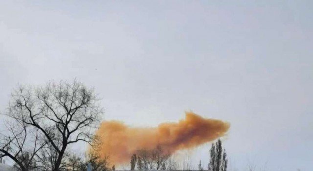Rus ordusu Luhanskda nitrik asit tankını vurdu