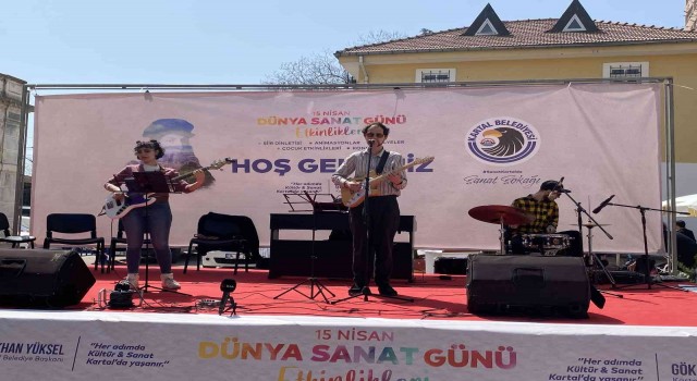 Rus ve Ukraynalı sanatçılar Kartalda barış mesajı verdi