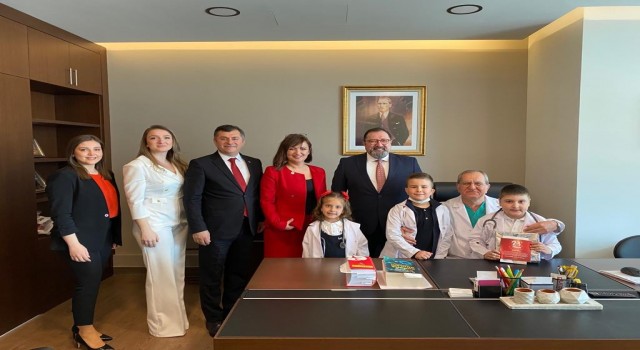 Sağlık çalışanları koltuklarını öğrencilere devretti