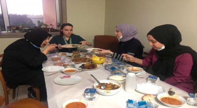 Sağlık çalışanlarının yoğun mesaisi Ramazanda da devam ediyor