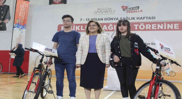 “Sağlık İçin Pedalla” sloganıyla gençlere 500 bisiklet dağıtıldı